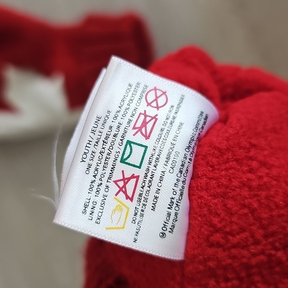 Hudson's Bay Canada Olympics Knit, Fleece Lined 'Red Mittens' Youth - Picture 8 of 9